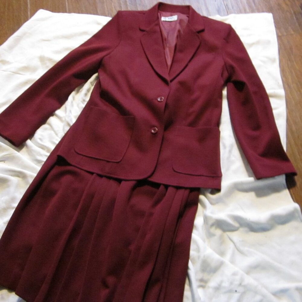 60s KORET OF CALIF LADIES 12 SKIRT SUIT MARROON HALF PLEAT SKIRT UNION MD
